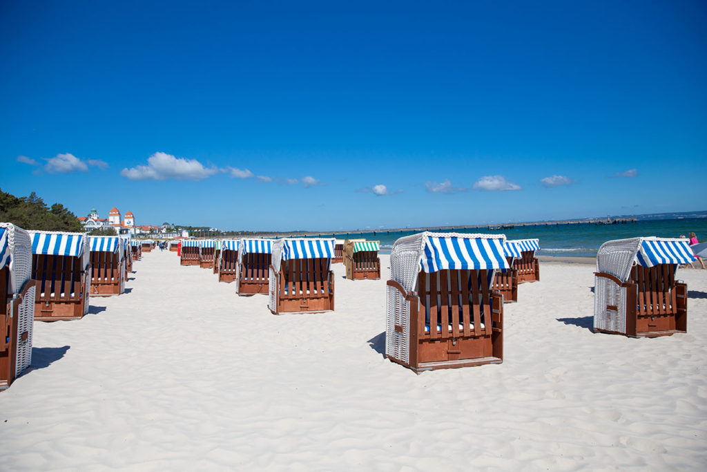 Strandkörbe am Strand von Binz auf der Insel Rügen