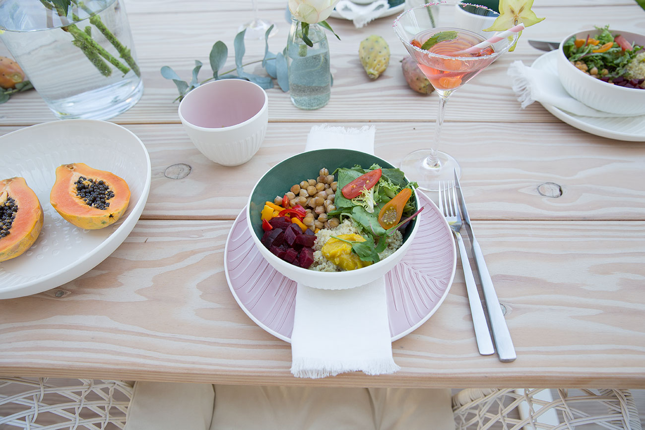 Leckere Bowl mit schönem Geschirr