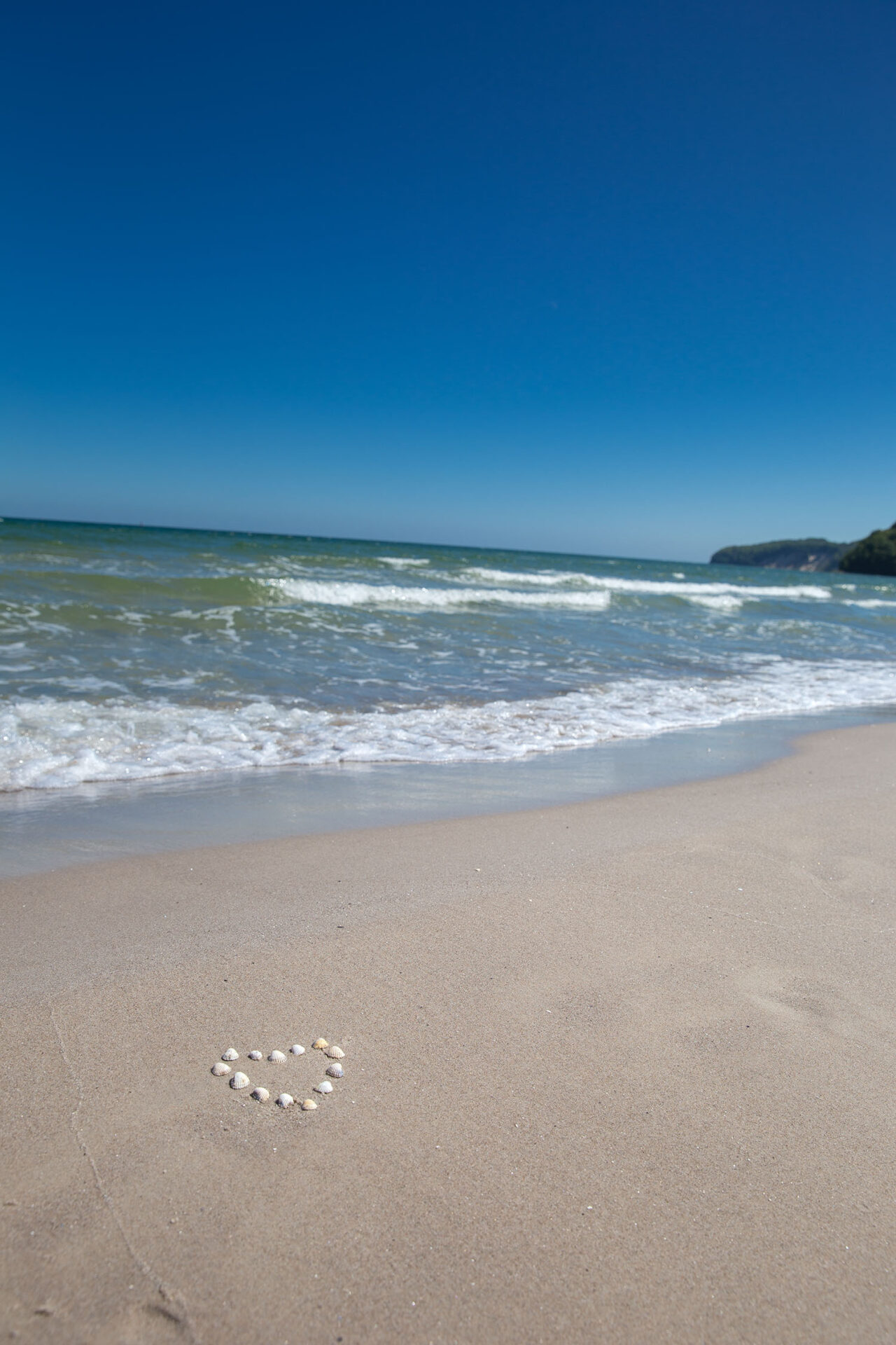 Strand von Binz mit Herz aus 