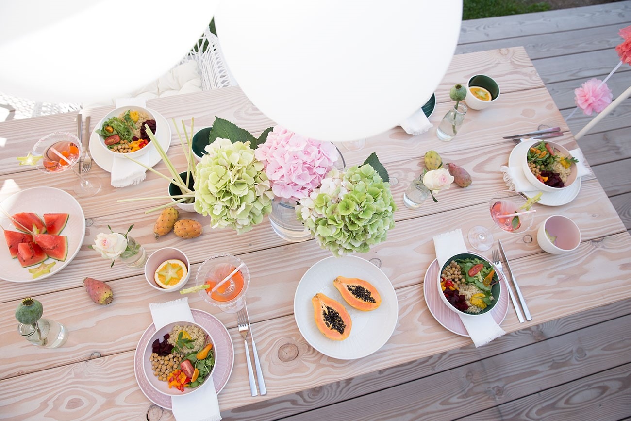 Tisch gedeckt für die Sommerparty mit Freunden