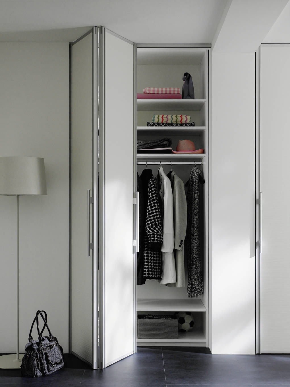 Garderobe im Flur mit Falttür