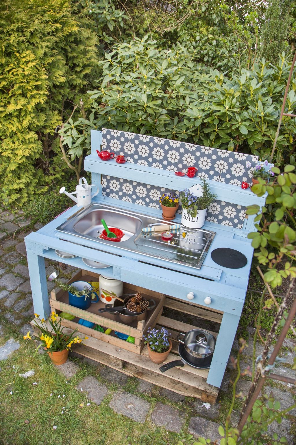 Große Freude mit einer Matschküche im Garten