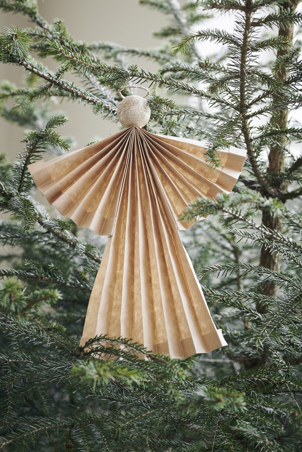 Engel aus Papier im Weihnachtsbaum