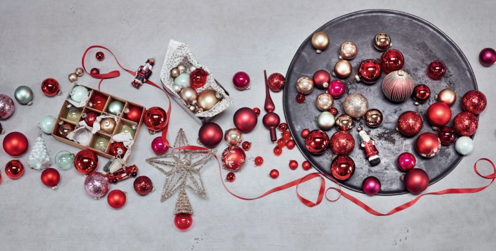 rote Weihnachtskugeln von DEPOT