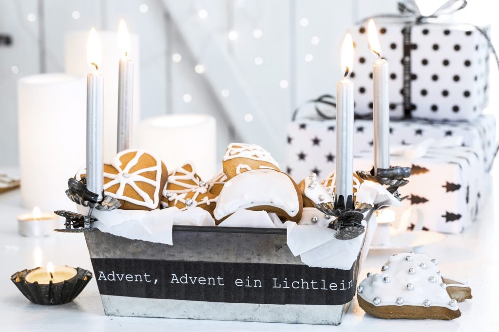 Kerzen in einer Backform als Adventskranz