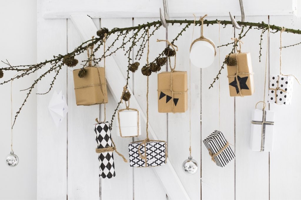 Päckchen in Natur und Schwarz-Weißtönen für Adventskalender