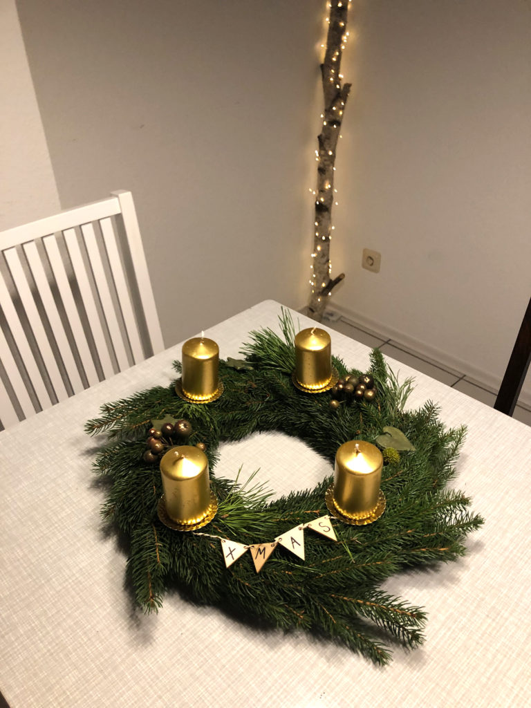 Adventskranz mit goldenen Kerzen