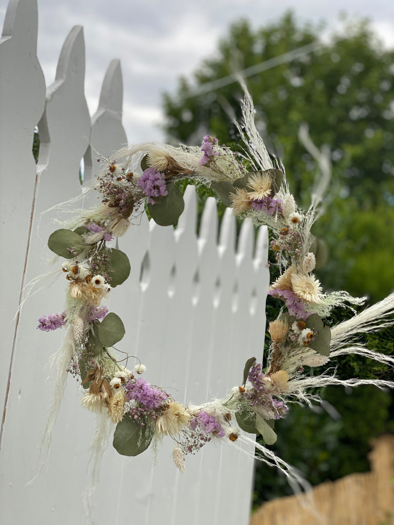 Schöner Kranz mit Trockenblumen in Flieder