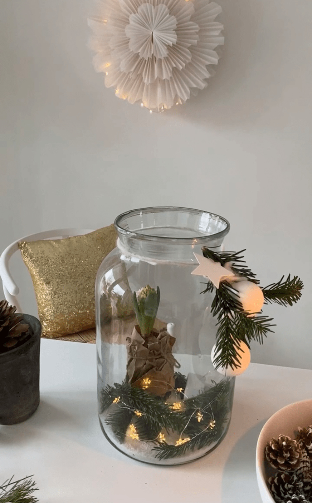 Windlicht aus Glas weihnachtlich dekorieren