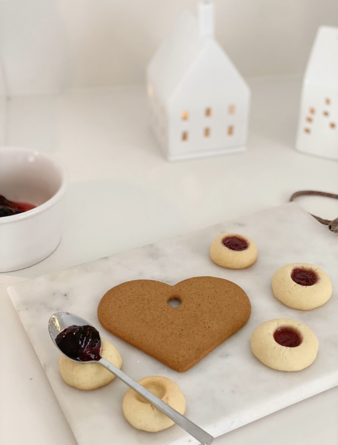 Weihnachtsplätzchen mit Marmeladenfüllung