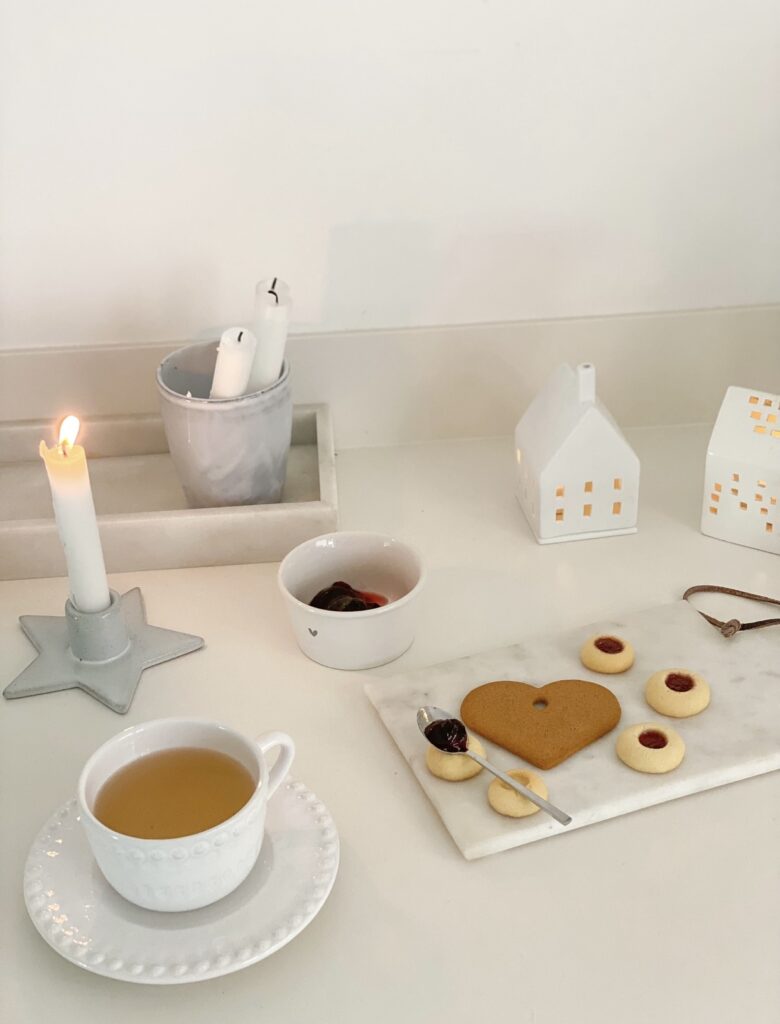 Weihnachtsplätzchen mit Marmeladenfüllung
