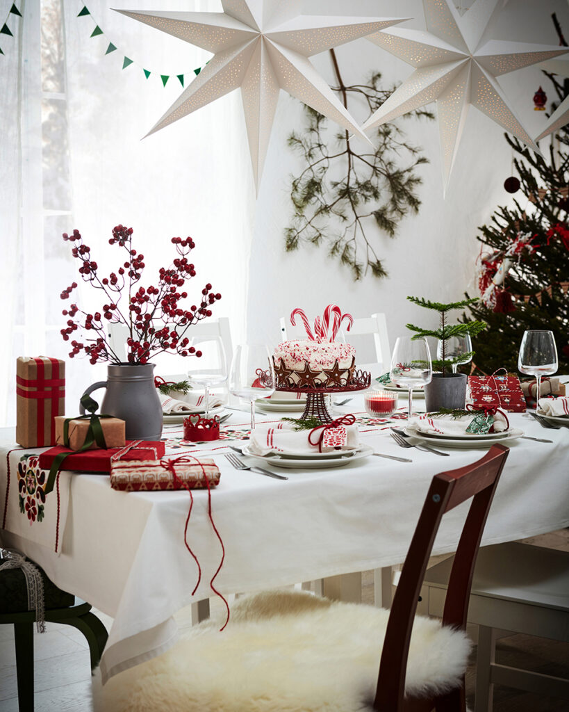weihnachtlich gedeckter Tisch