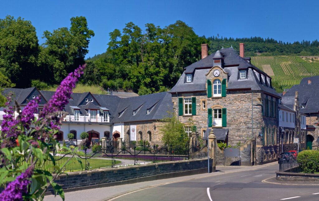 Eingang Weingut Schloss Lieser an der Mosel