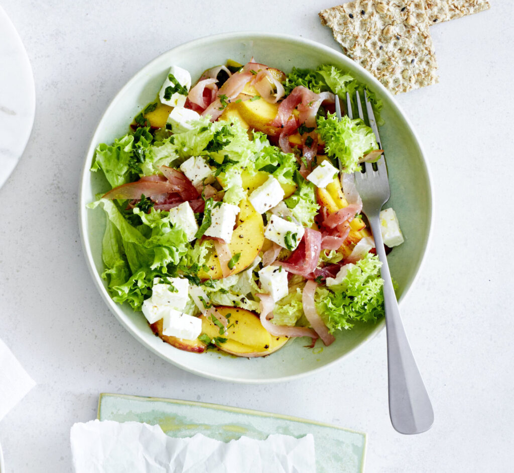 Sommersalat mit Pfirsich, Schinken und Feta