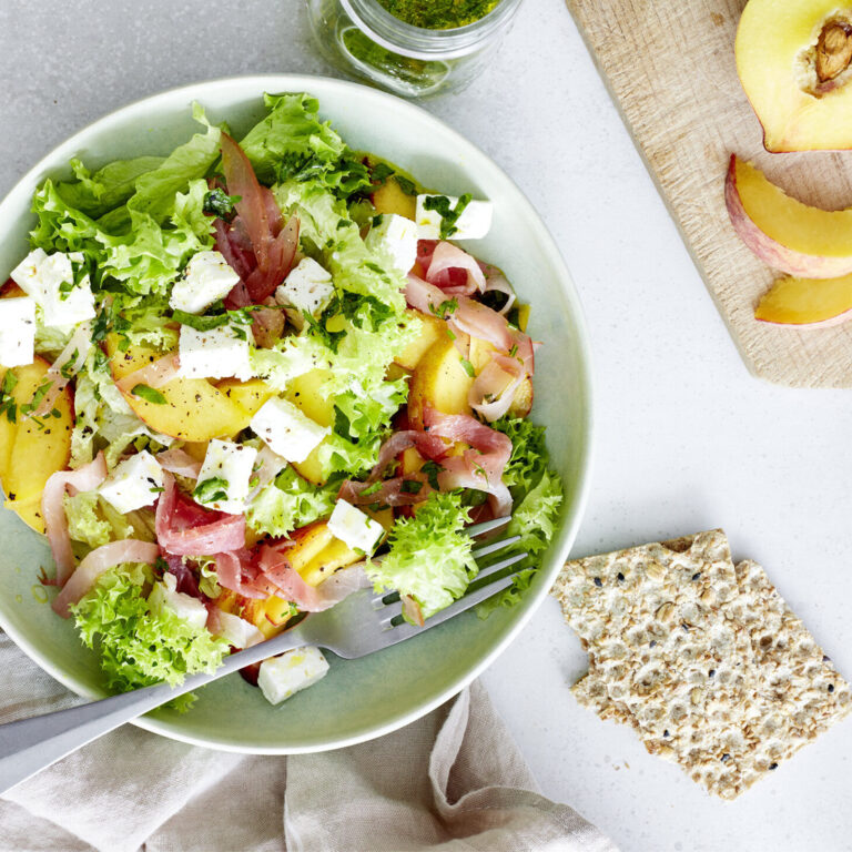 Sommersalat mit Pfirsich, Schinken und Fetat