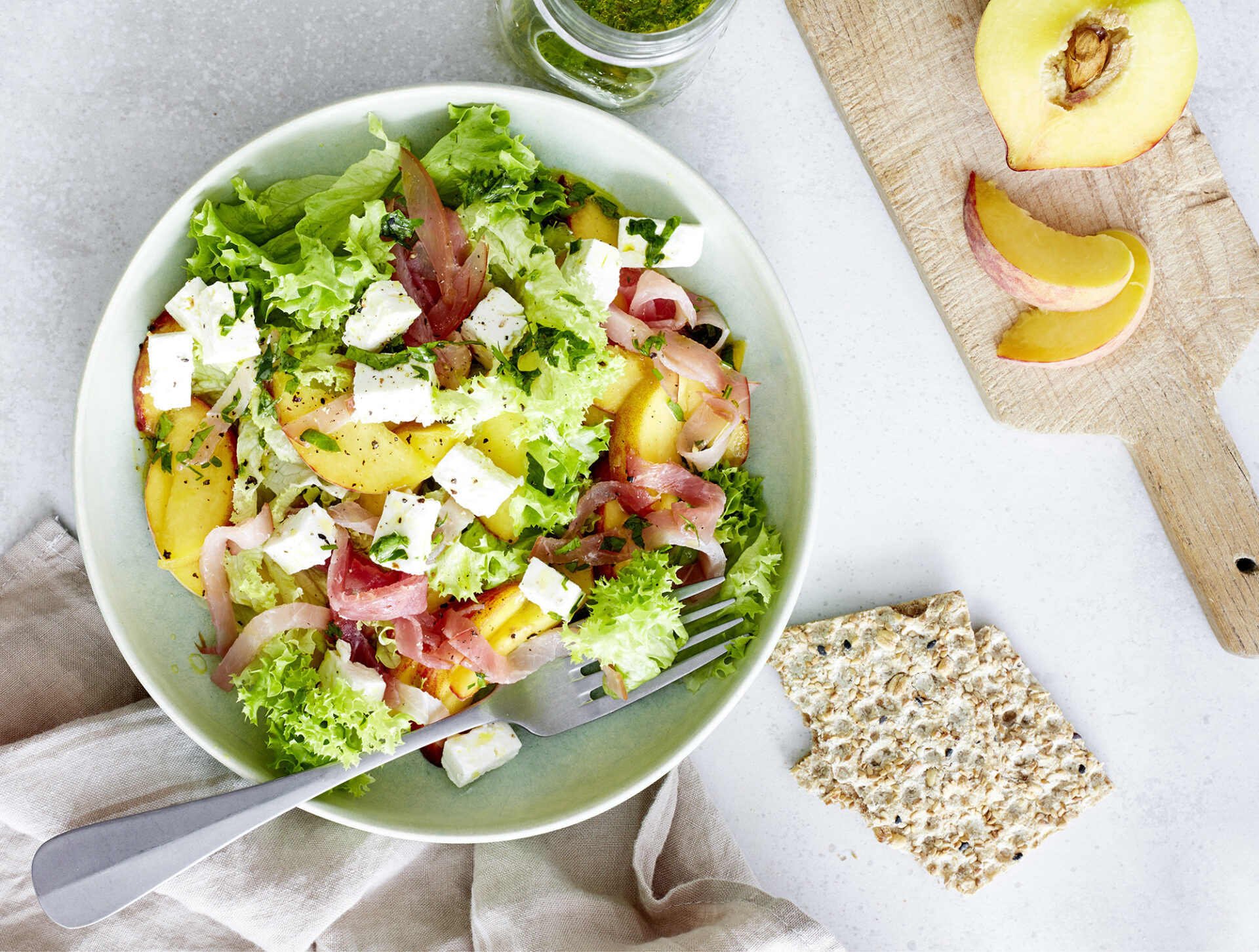 Sommersalat mit Pfirsich, Schinken und Fetat