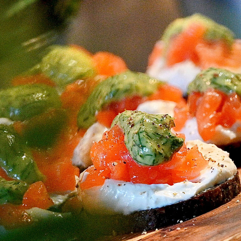 Pumpernickel mit Frischkäse und Lachs