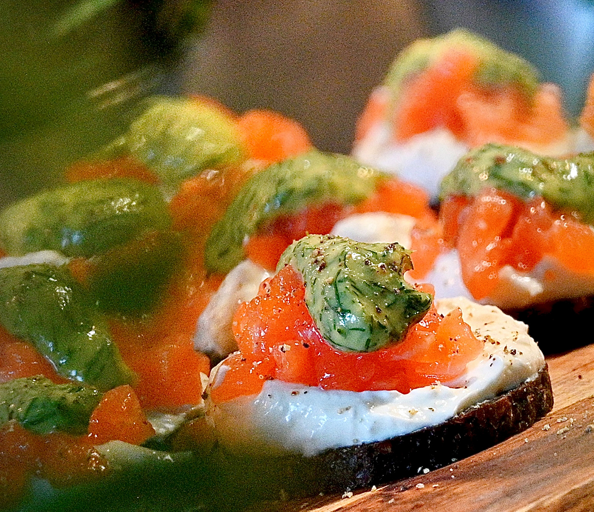 Pumpernickel mit Frischkäse und Lachs